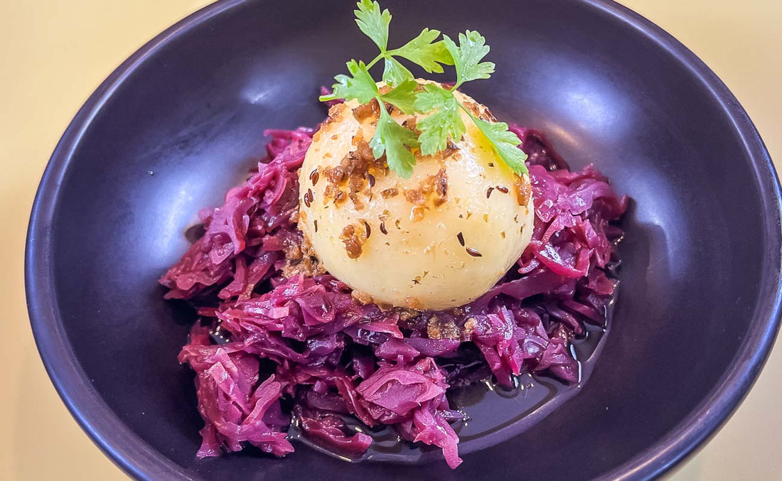 Mit Speck gefüllte Kartoffelknödel, Blaukraut und Pork-Taste