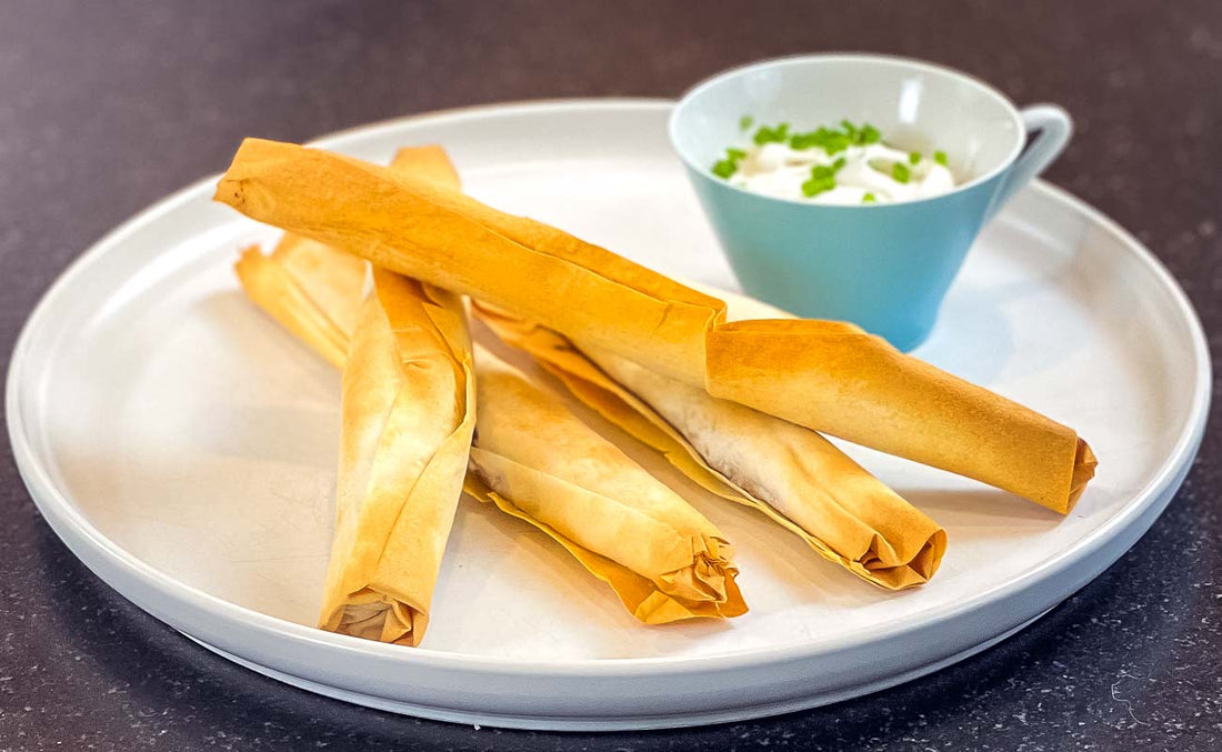 Strudelteig-Stangerl mit Goose Taste, Blattspinat und Schnittlauchsauce