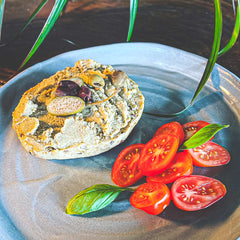 Goldblatt Tuna Taste auf Brötchen, daneben Tomaten